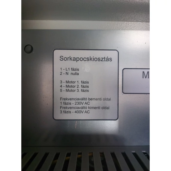 Frekvenciaváltó fém kapcsoló szekrénybe építve IP66, 400 x 300 x 200 mm ( 230V/2,2kW-ig, 400 V/4kW-ig), előlapra szerelt kapcsolókkal, visszajelző lámpákkal és potenciométerrel