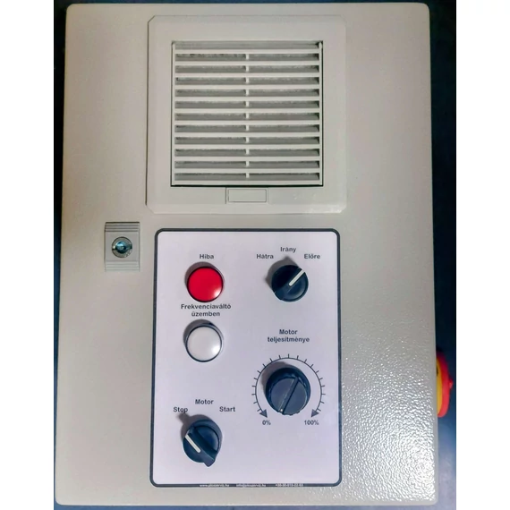 Frekvenciaváltó fém kapcsoló szekrénybe építve IP55, 400 x 300 x 200 mm ( 230V/2,2kW-ig, 400 V/4kW-ig), előlapra szerelt kapcsolókkal, visszajelző lámpákkal és potenciométerrel